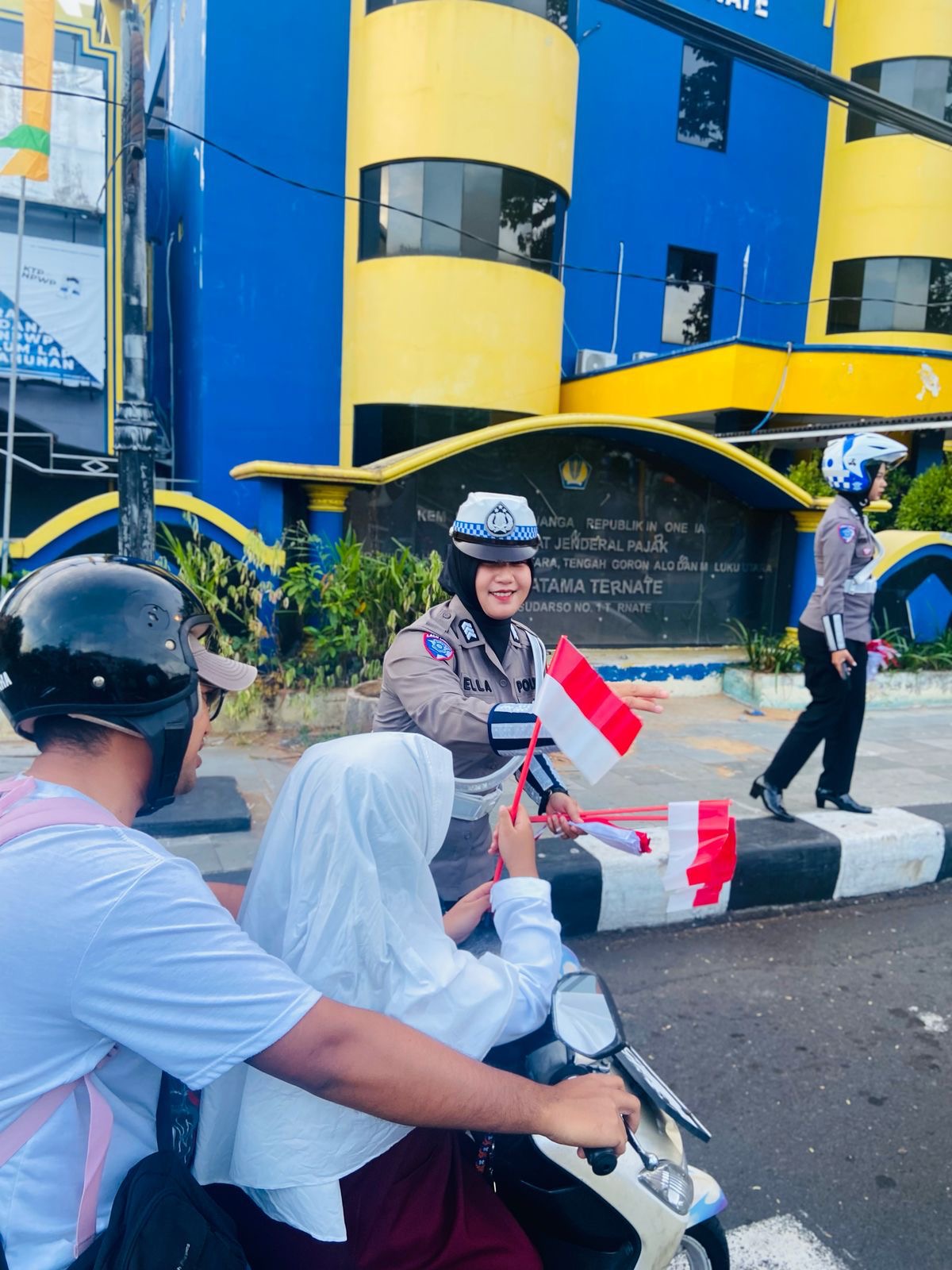 Sinergi Humanis Polwan Ditlantas Polda Malut: Tertib Lalu Lintas dan Cinta Tanah Air
