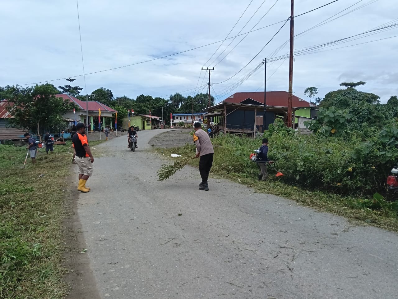 Sinergitas TNI-POLRI Bhabinkamtibmas dan Babinsa Kerja Bakti Bersama Warga Desa Binnaan.