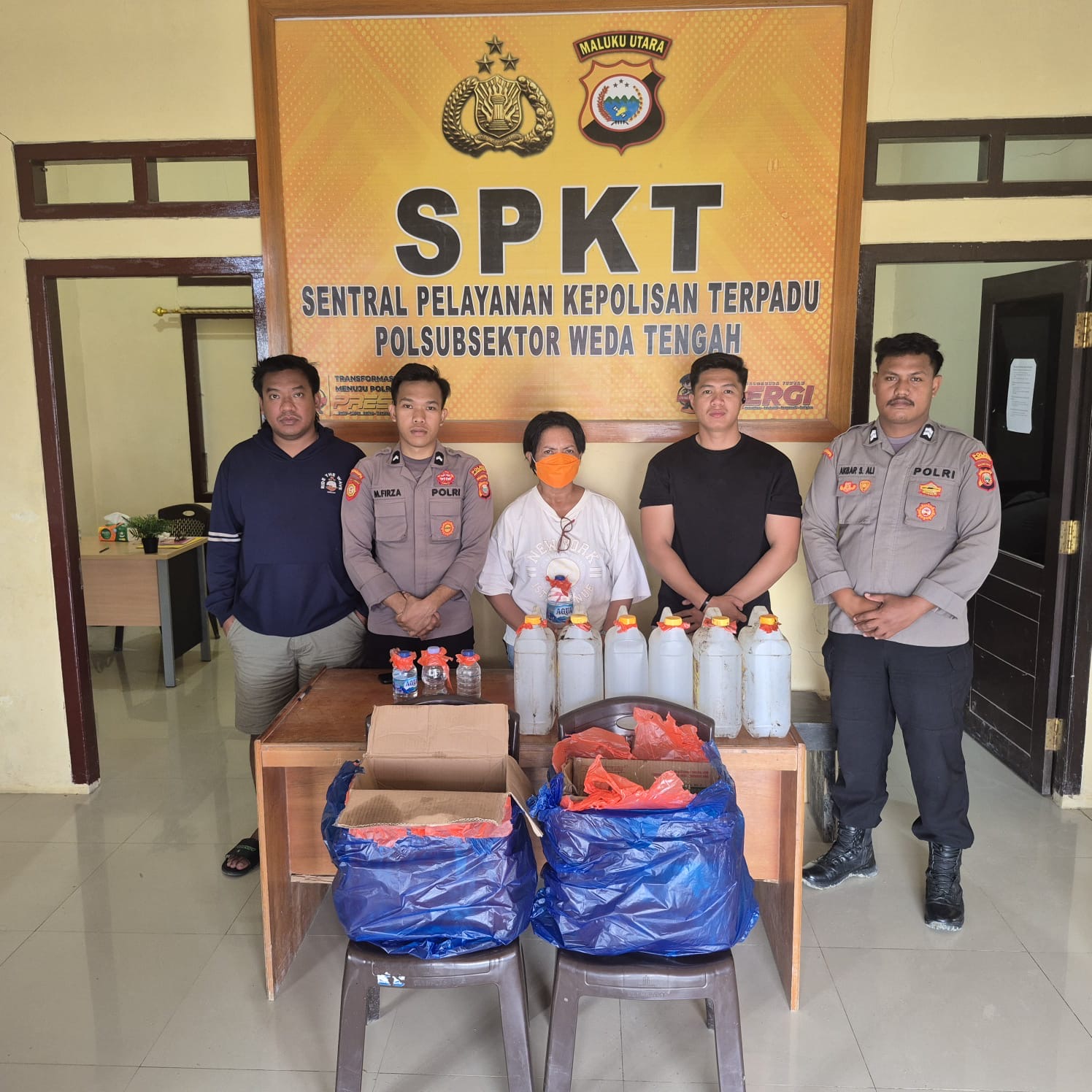 Polsubsektor Weda Tengah Polres Halmahera Tengah Kembali Amankan Sejumlah Miras Jenis Cap Tikus Saat Razia.