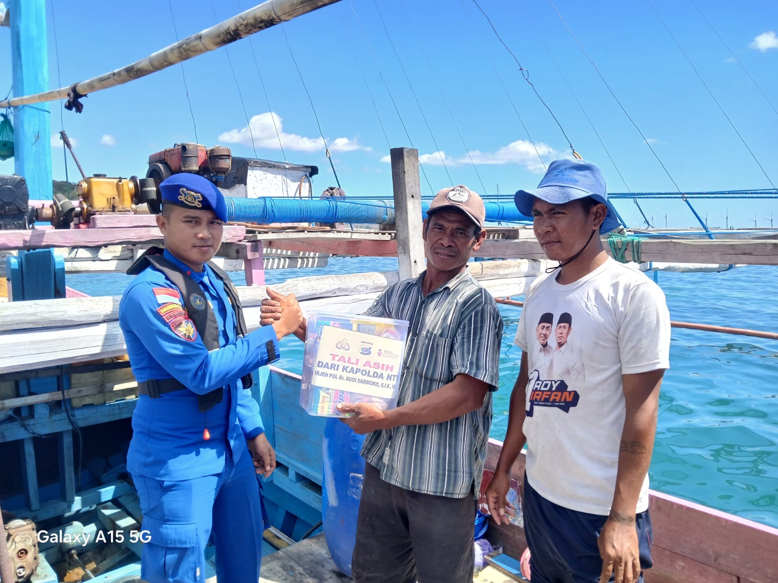 Jumat Berkah Marnit Labuan Bajo: Kapolda NTT Salurkan Tali Asih kepada Nelayan Pesisir