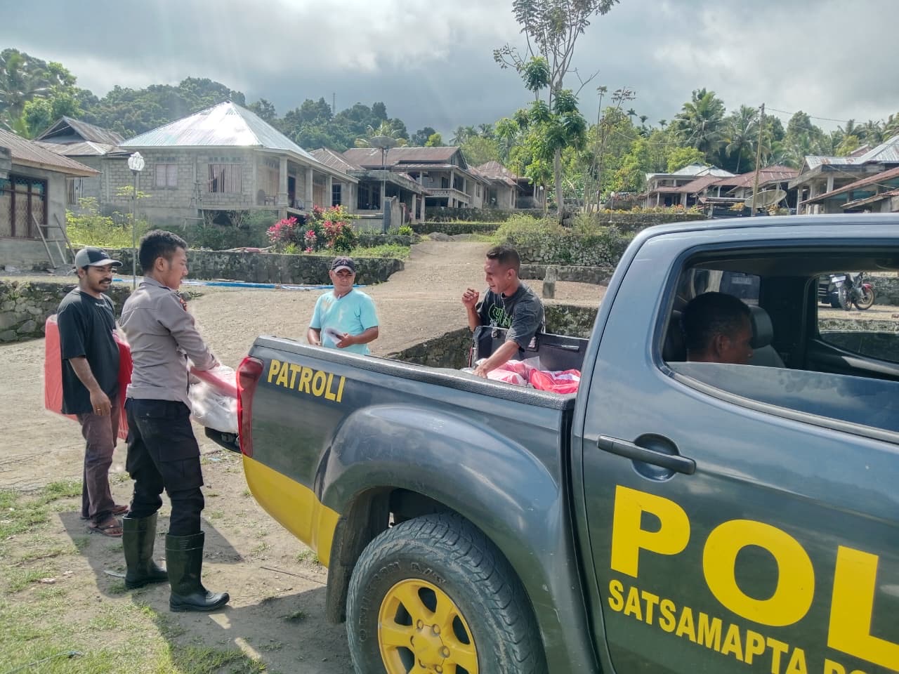 Sinergi Polres Nagekeo Bantu Korban Banjir Mauponggo Nagekeo