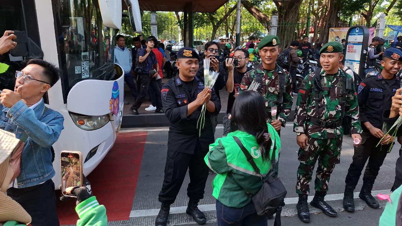 Bagikan Ribuan Mawar Untuk Anggota Polri dan TNI di Monas,  Komunitas Ojol Tidak Mau Terprovokasi