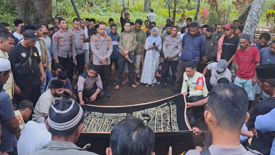 Turut Berduka, Kapolres Halteng Melayat ke Rumah Duka