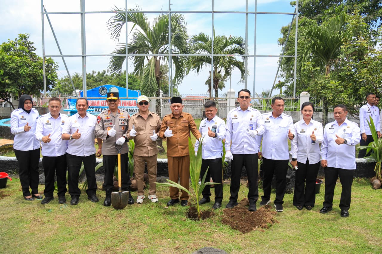 Sinergi Wujudkan Ketahanan Pangan, Kapolda Malut Hadiri Penanaman 1.000 Pohon Kelapa