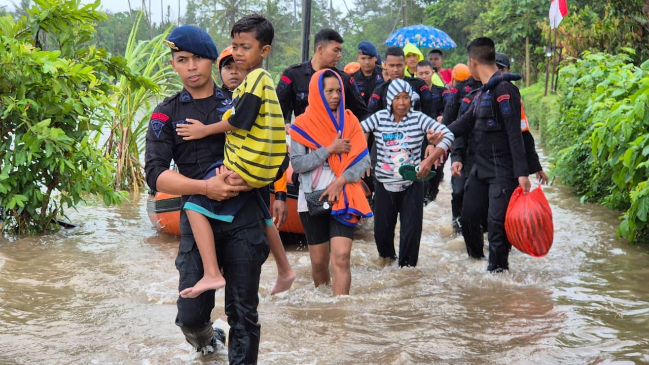 Banjir dan Longsor di Bali, Polri Bantu Evakuasi Warga Terdampak