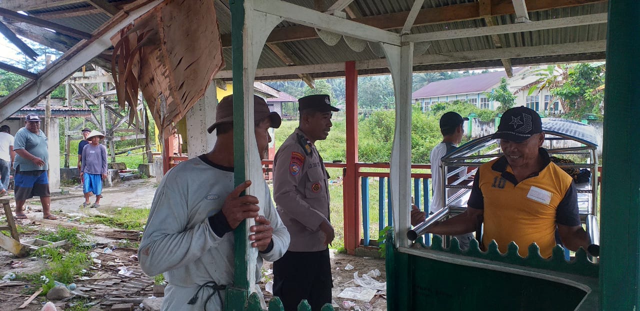 Babin Kamtibmas Desa Sumber Sari Laksanakan Kerja Bakti Bersama Warga