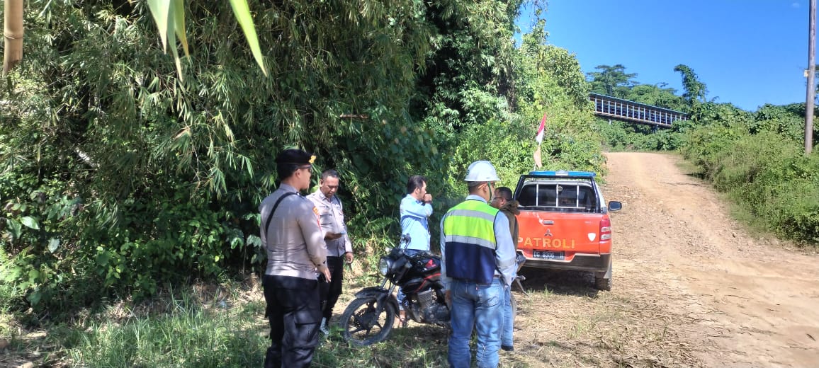 Polisi Bantu kelancaran Perbaikan Jalan di Pulau Taliabu