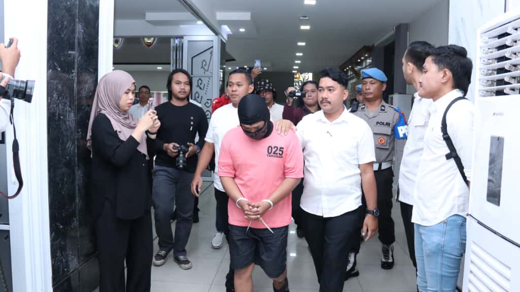 Polda Kalbar Tangkap Empat Penyusup Aksi Masa di Mapolda dan kantor DPRD  Provinsi Kalbar, Bom Molotov dan Senjata Tajam Disita