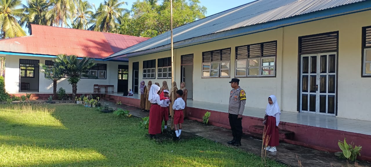 Bhabinkamtibmas Desa Palo Jadi Inspektur Upacara di SDN Palo Kecamatan Patani Timur