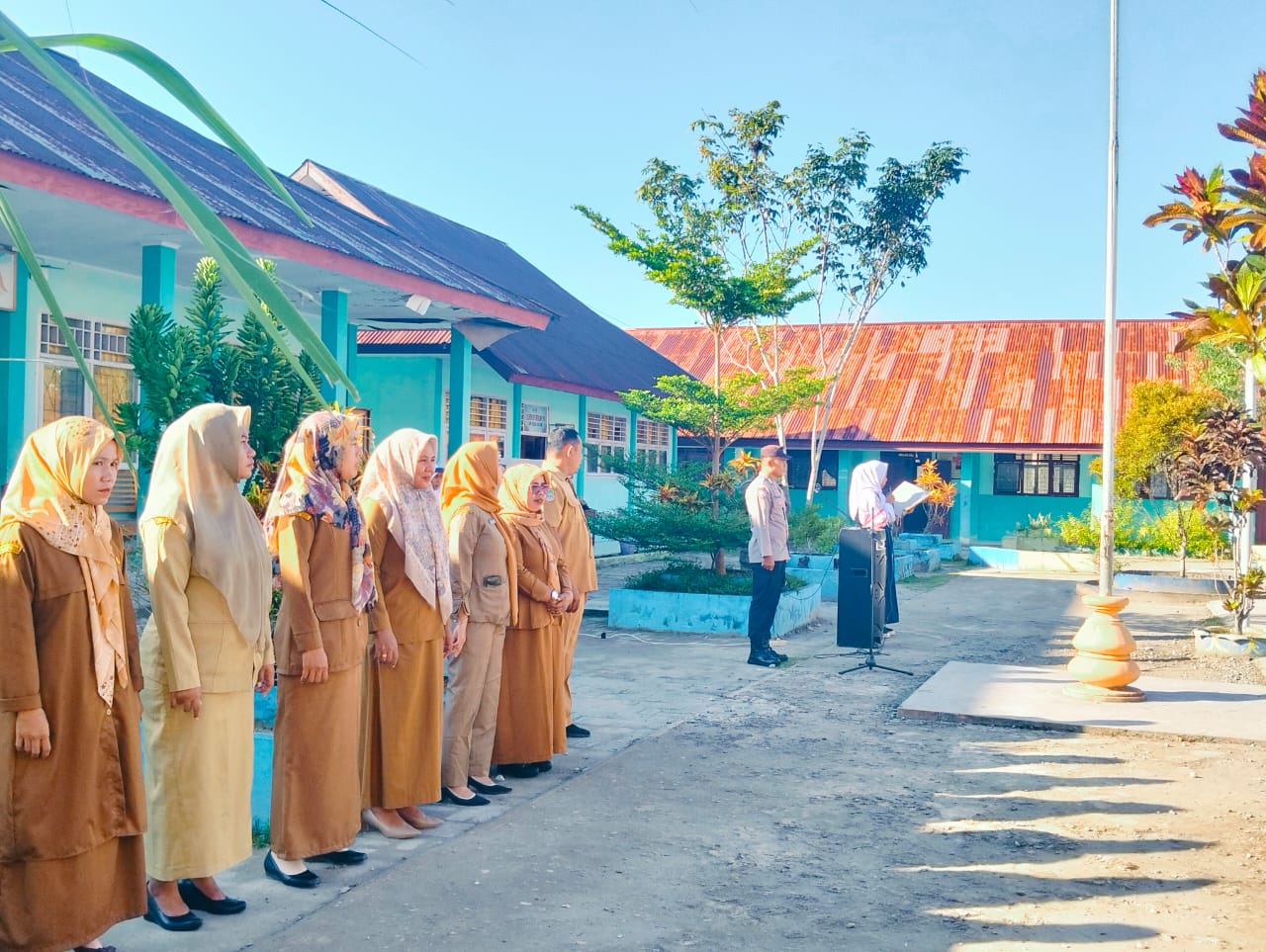 BHABINKAMTIBMAS DESA FIDI JAYA, BRIPKA ASAMAD TAKAREDAS, JADI PEMBINA UPACARA DI SMPN 1 HALTENG