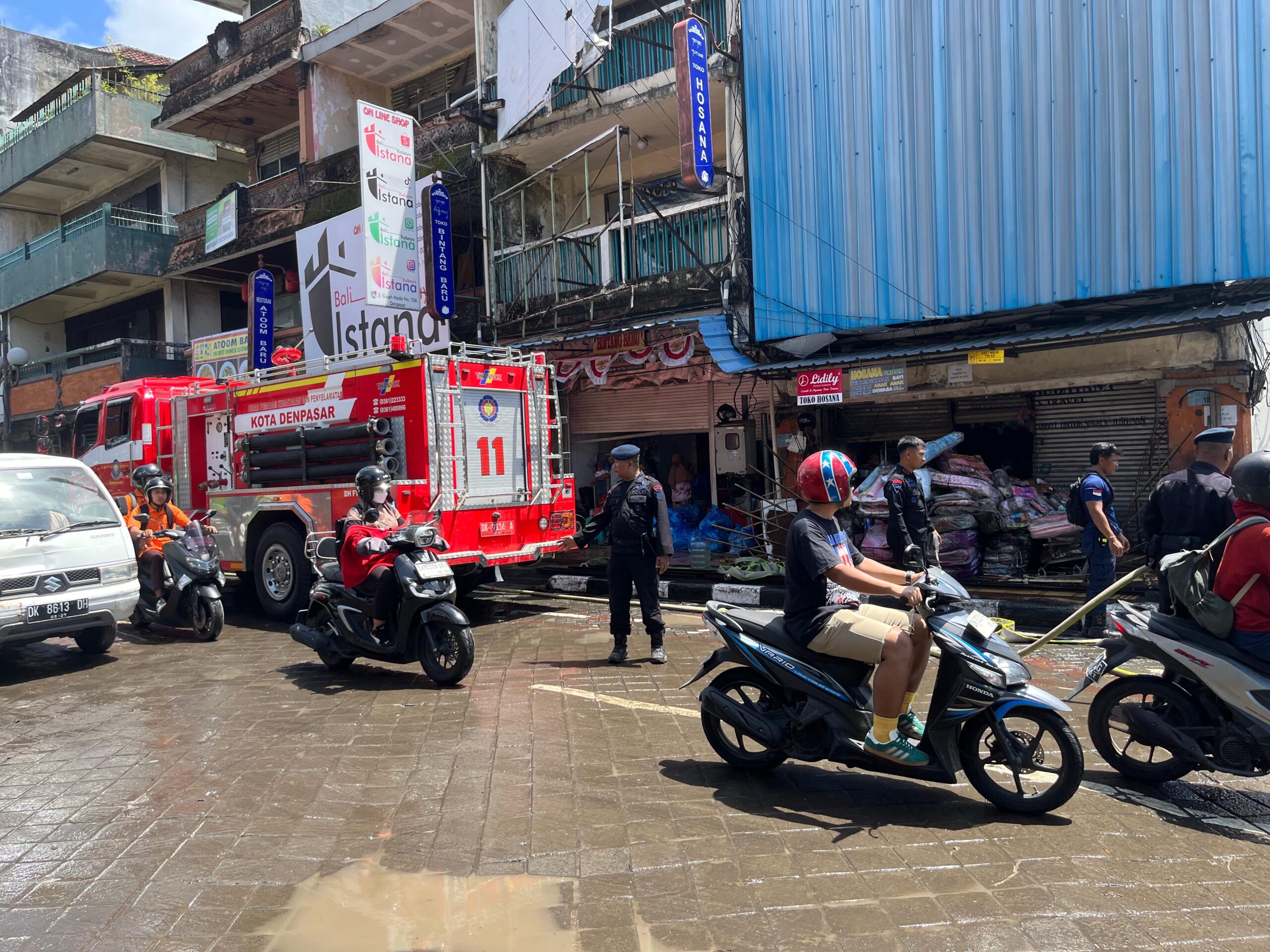 Pasca Banjir di Bali, Polisi Turun Bantu Warga Bersih-Bersih Lokasi Bencana