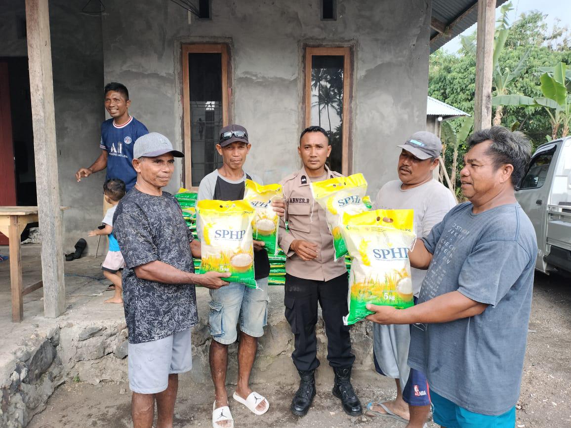 Gelar Gerakan Pangan Murah, Polsek Ibu Salurkan 2 Ton Beras kepada Warga