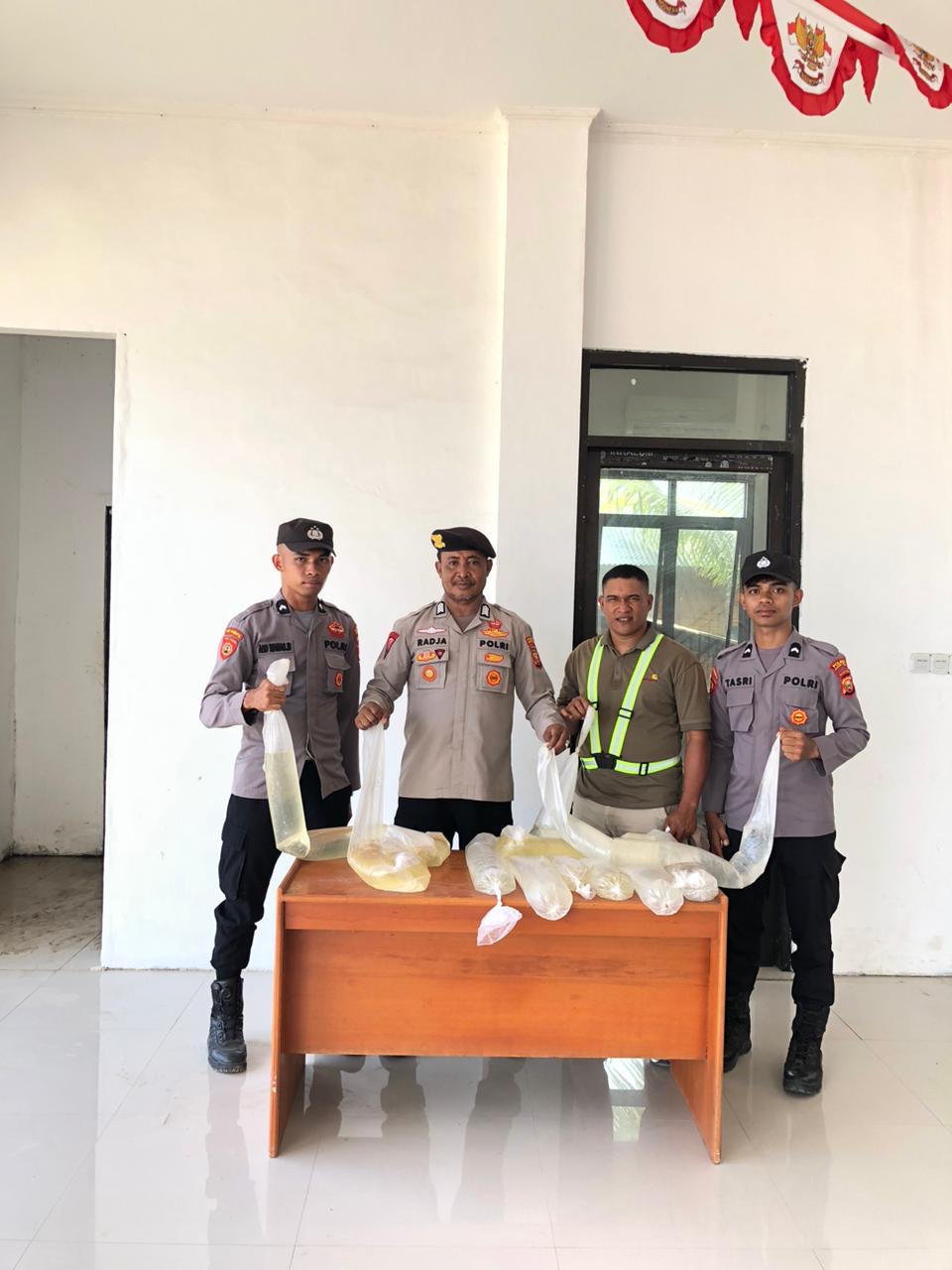 POLRES HALTENG KEMBALI AMANKAN MIRAS TRADISIONAL JENIS CAP TIKUS DI ATAS KAPAL CANTIKA LESTARI 10C