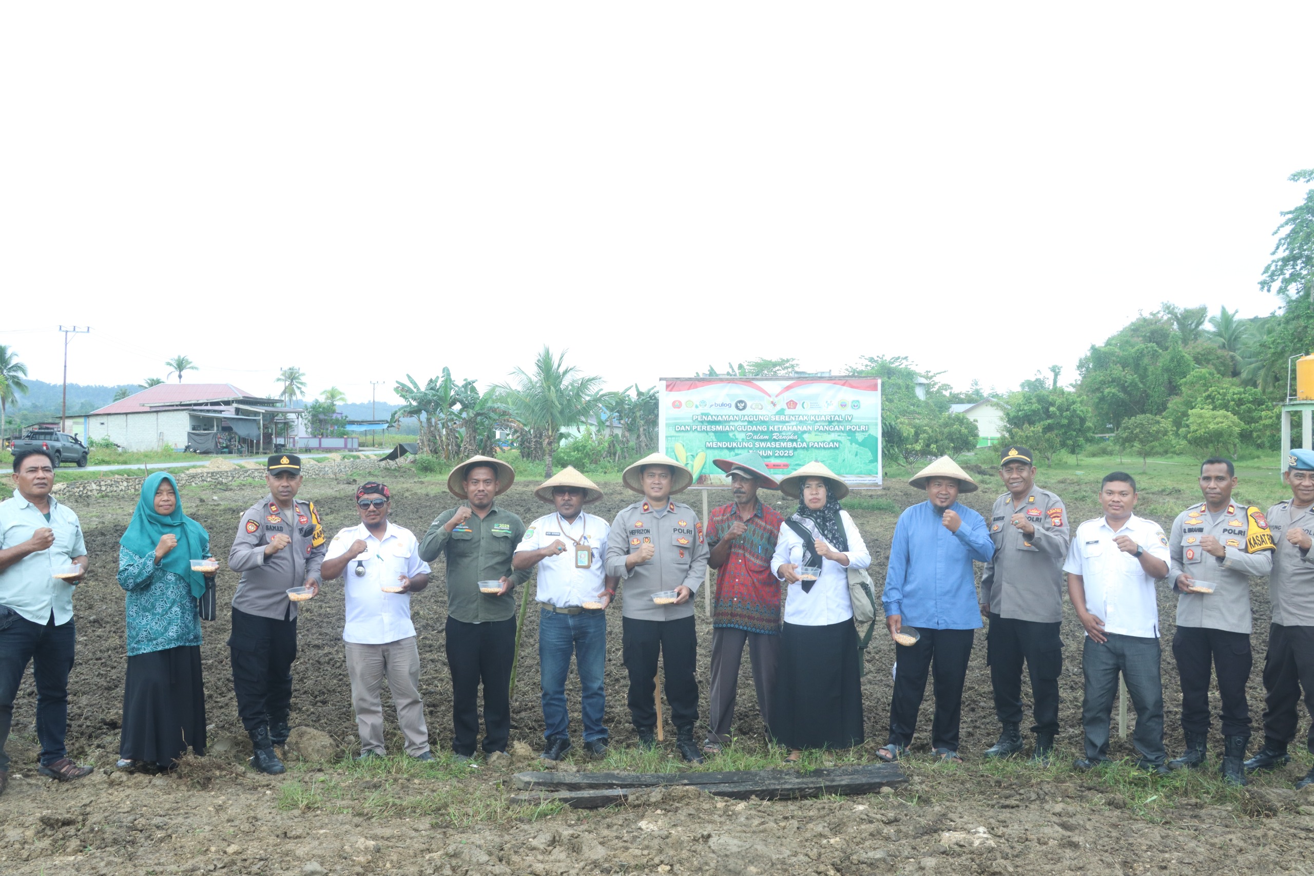 Wujud Nyata Dukungan Polri: Polres Halteng Gelar Penanaman Jagung Serentak dan Bakti Sosial di Weda Selatan