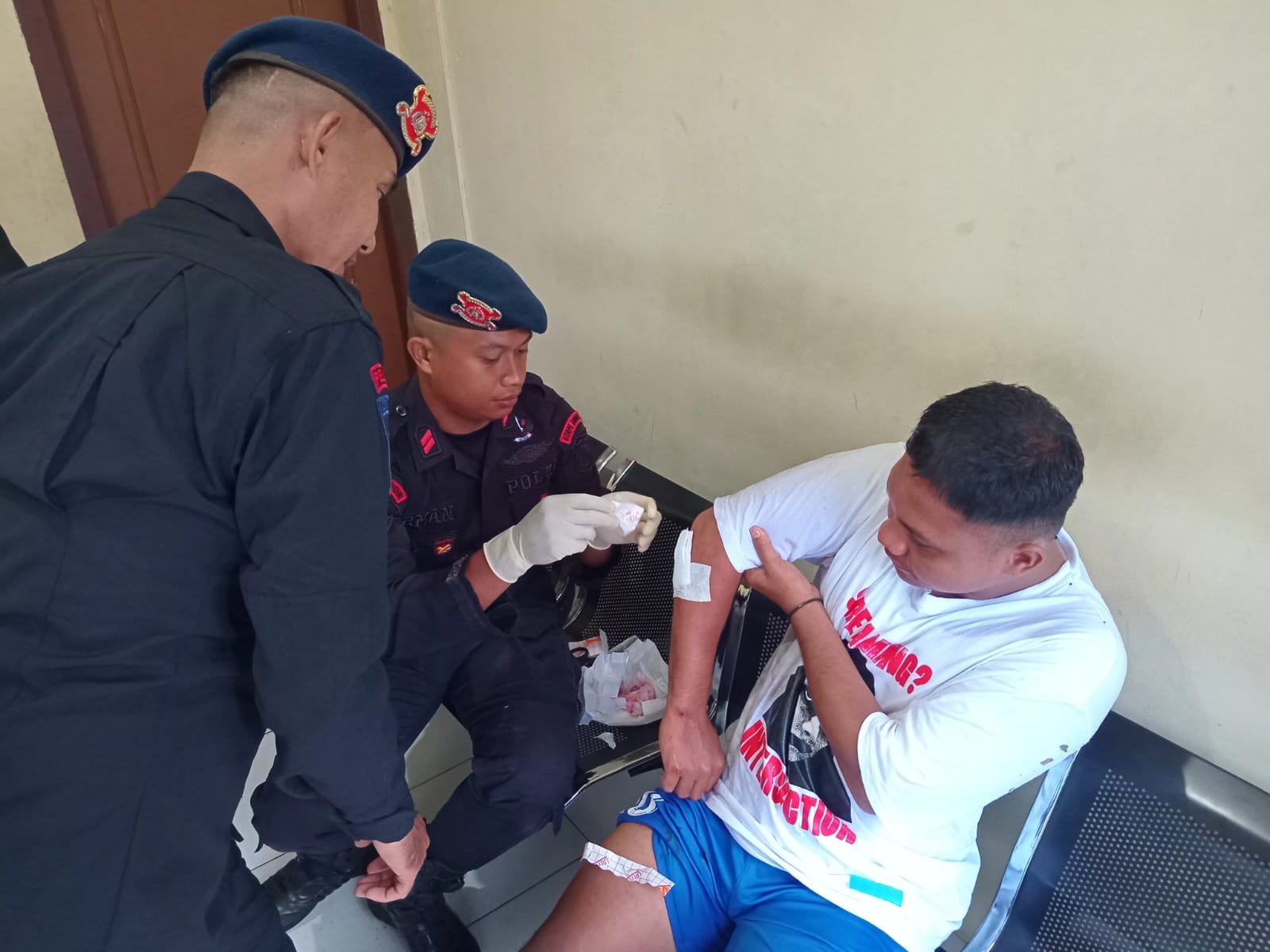 Personel Brimob Polda Malut Sigap Evakuasi Korban Kecelakaan di Tengah Hujan Deras