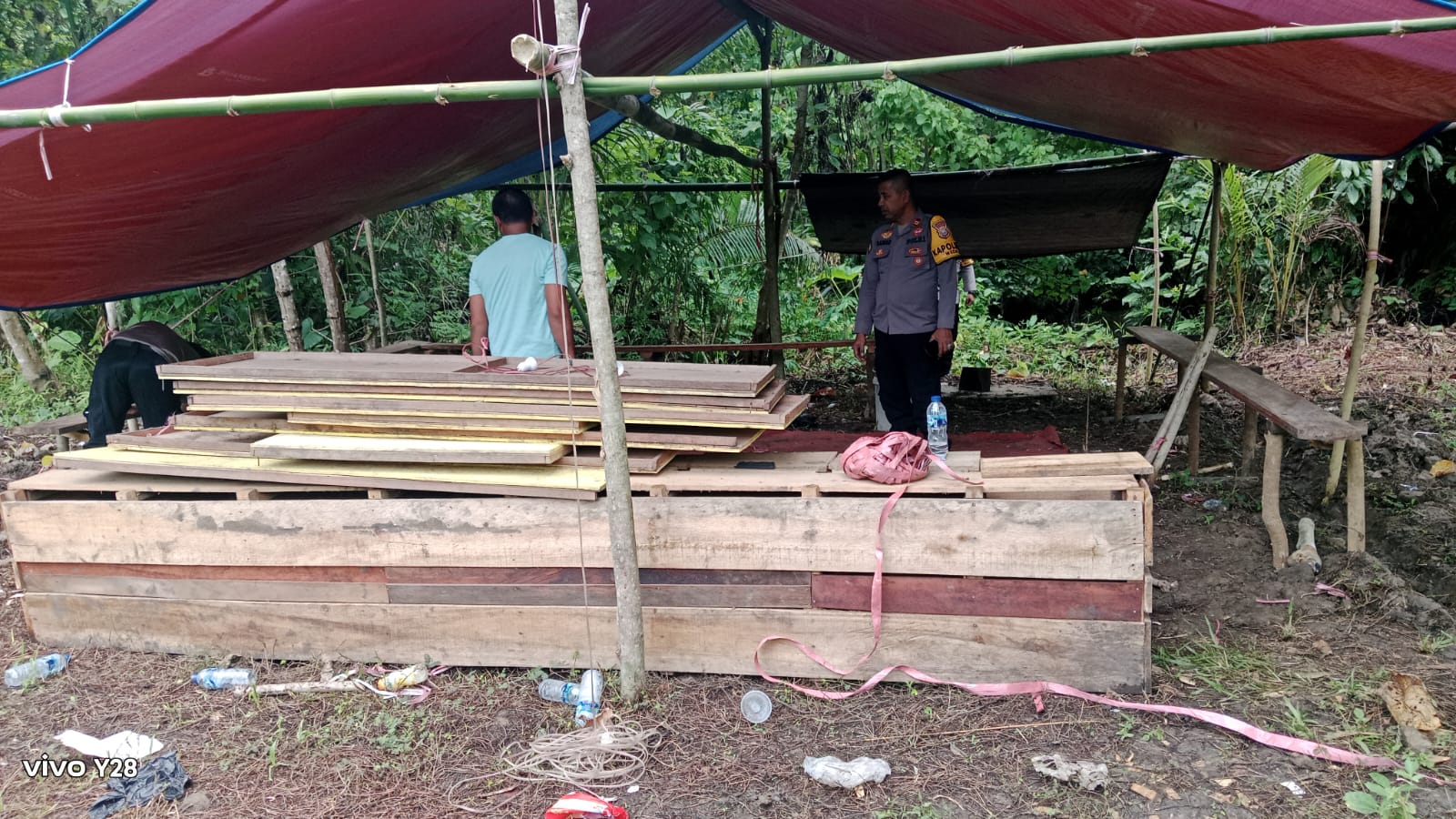 POLRES HALTENG KEMBALI MUSNAHKAN TEMPAT DIDUGA ARENA SABUNG AYAM DI DESA AKE ICI