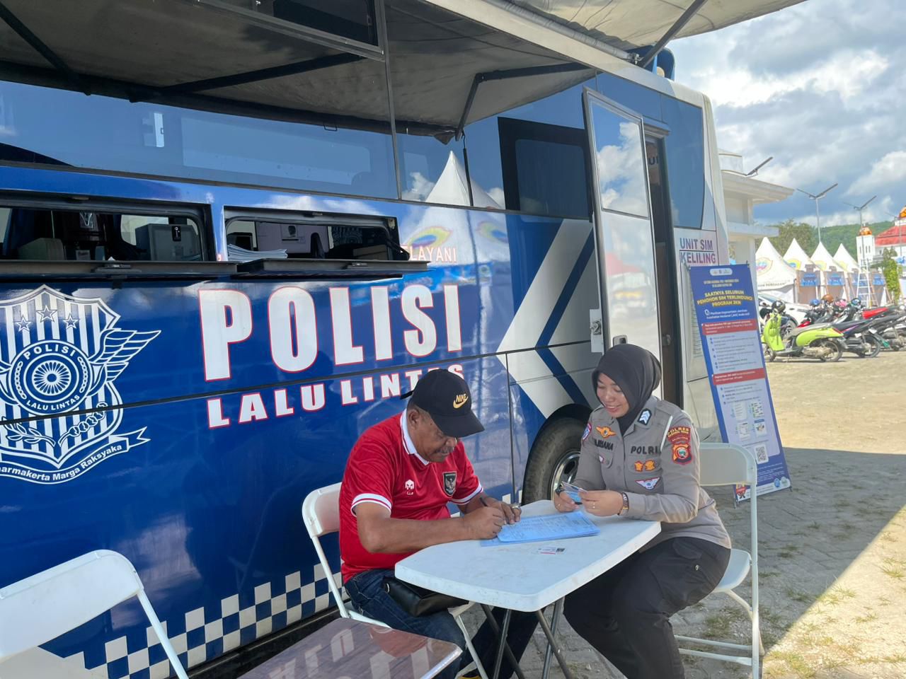 SATLANTAS POLRES HALTENG GELAR PELAYANAN SIM KELILING DI STAND PENDOPO FALCINO WEDA