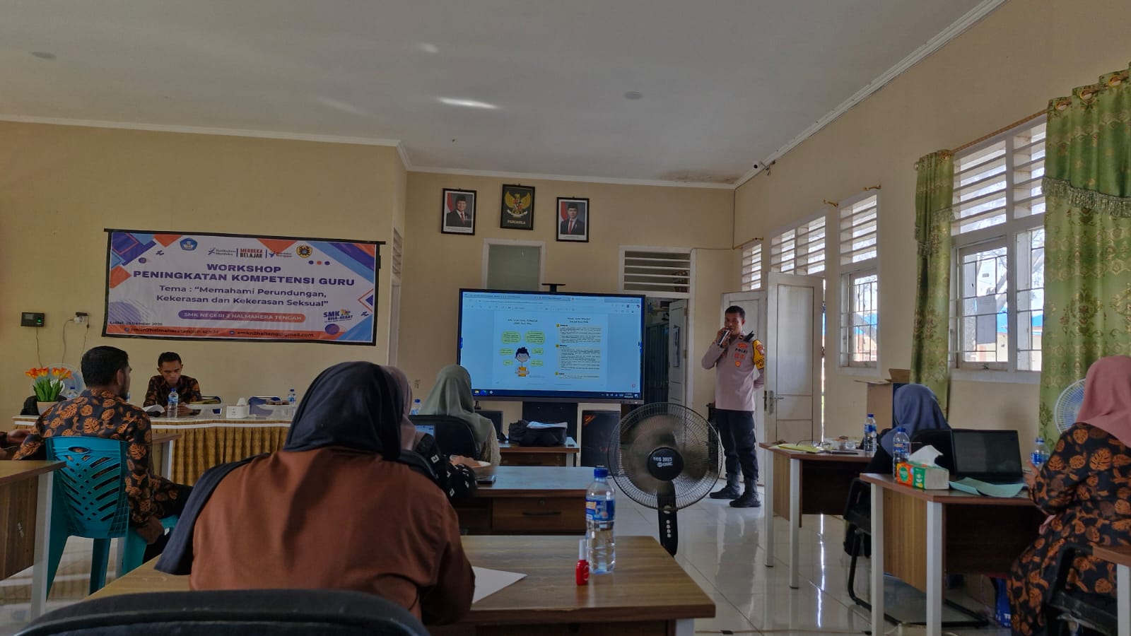 Polres Halteng Hadir di Sekolah Berikan Edukasi Kepada Guru Lingkar Tambang Tentang Pencegahan Perundungan dan Kekerasan Seksual