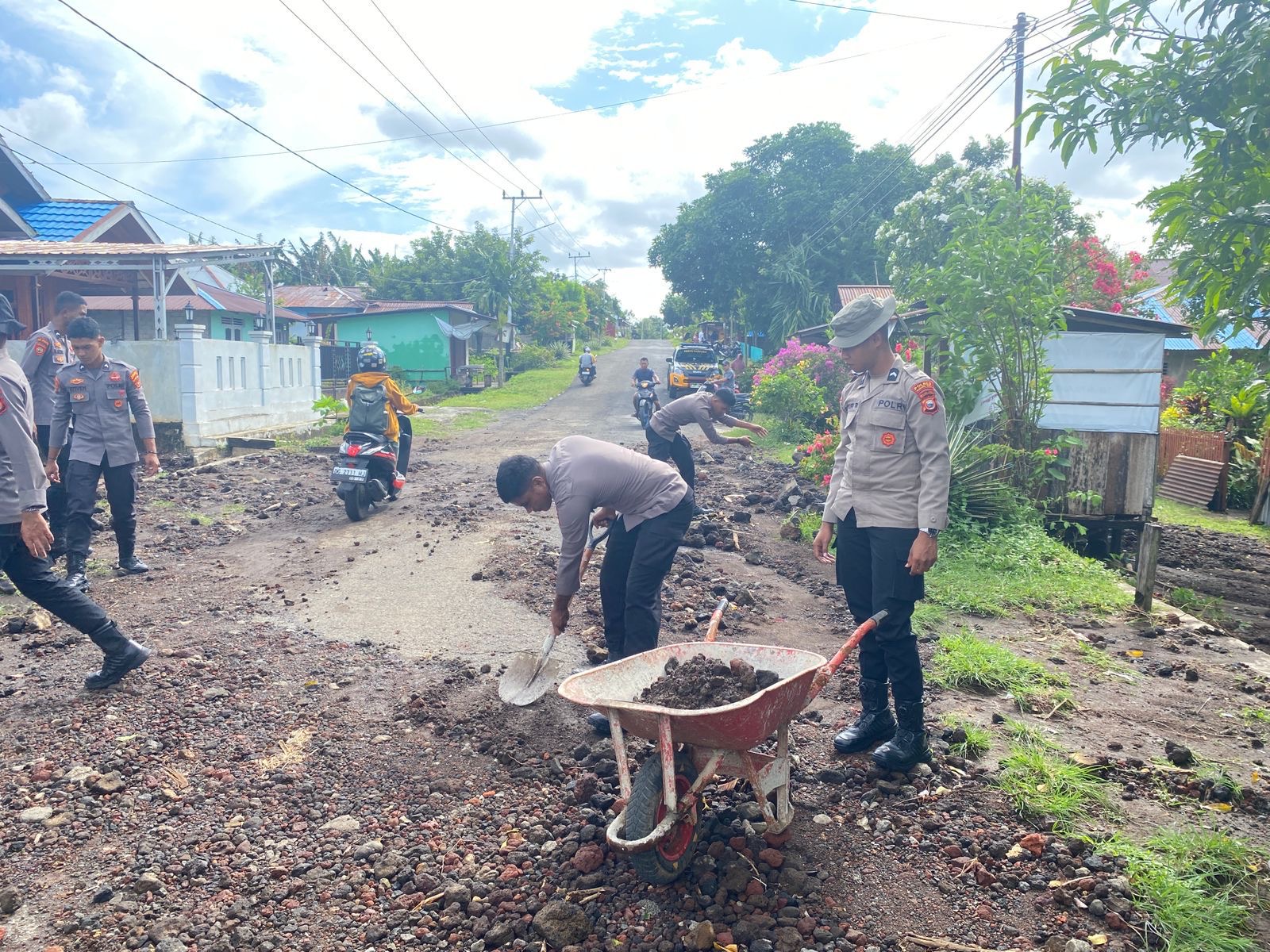 Wujud Kepedulian Polri, Samapta Polres Halbar Bantu Bersihkan Jalan Pasca Banjir