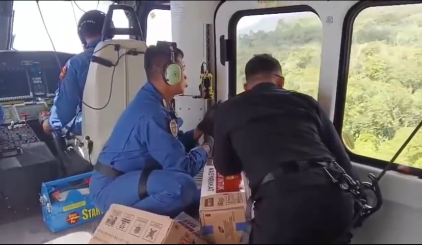 Polri Lanjutkan Distribusi Bantuan Bencana Banjir dengan Airdrop ke Taput dan Tapteng