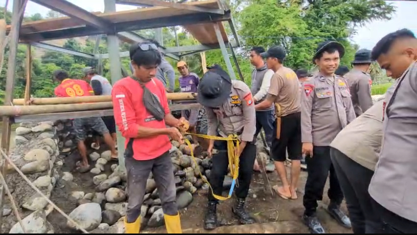 POLRI GERAK CEPAT RESPON PIDATO PRESIDEN PRABOWO, SATBRIMOBDA SULSEL BANGUN JEMBATAN GANTUNG DI SOPPENG