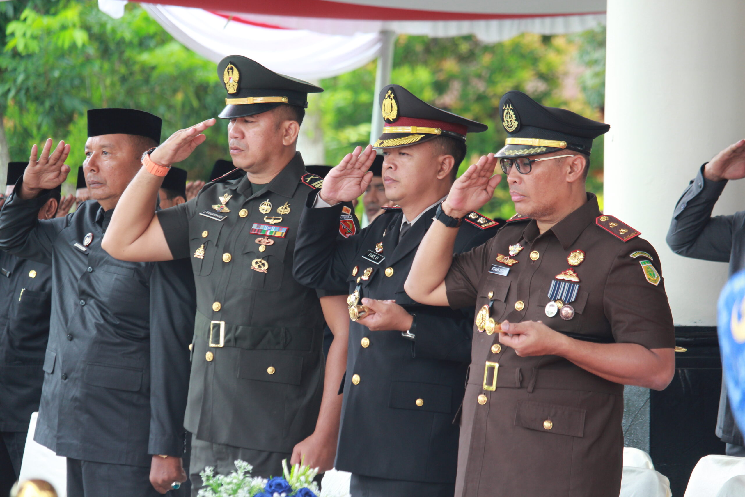 Kapolres Halteng Ikuti Upacara Hari Pahlawan ke-80 di Kantor Bupati, Polres Halteng Laksanakan Upacara di Mako Polres