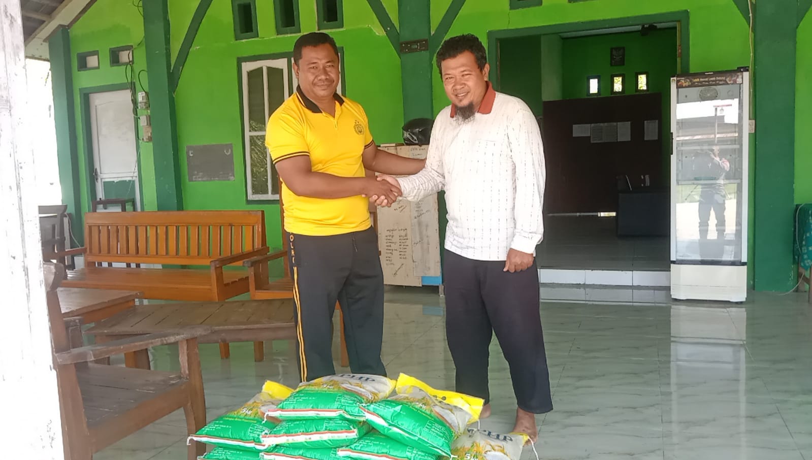 Bhabinkamtibmas Weda Selatan Gelar Baksos di Pesantren Salman Al-Farisi