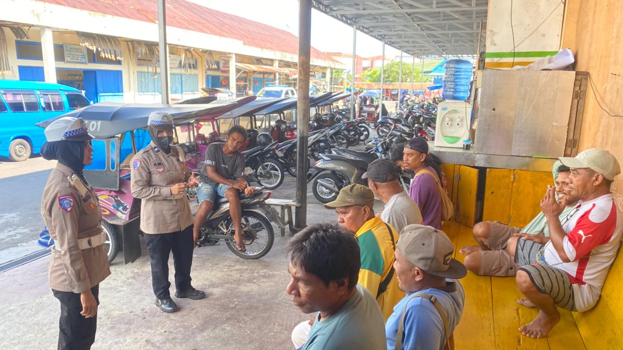 Polantas Menyapa, Sat Lantas Polresta Tidore Kepulauan Edukasi Keselamatan Lalu Lintas kepada Pengemudi Bentor