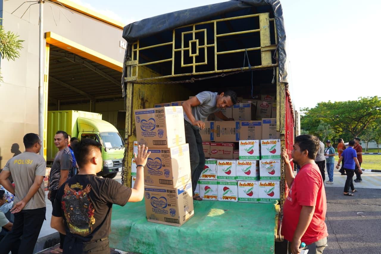 Polda Riau Kirim 6 Truk Bantuan, 290 Personel & 36 Psikolog ke Aceh–Sumut–Sumbar Solidaritas Tanpa Batas: Bantuan Logistik Besar + Trauma Healing + SAR K-9 & Drone*