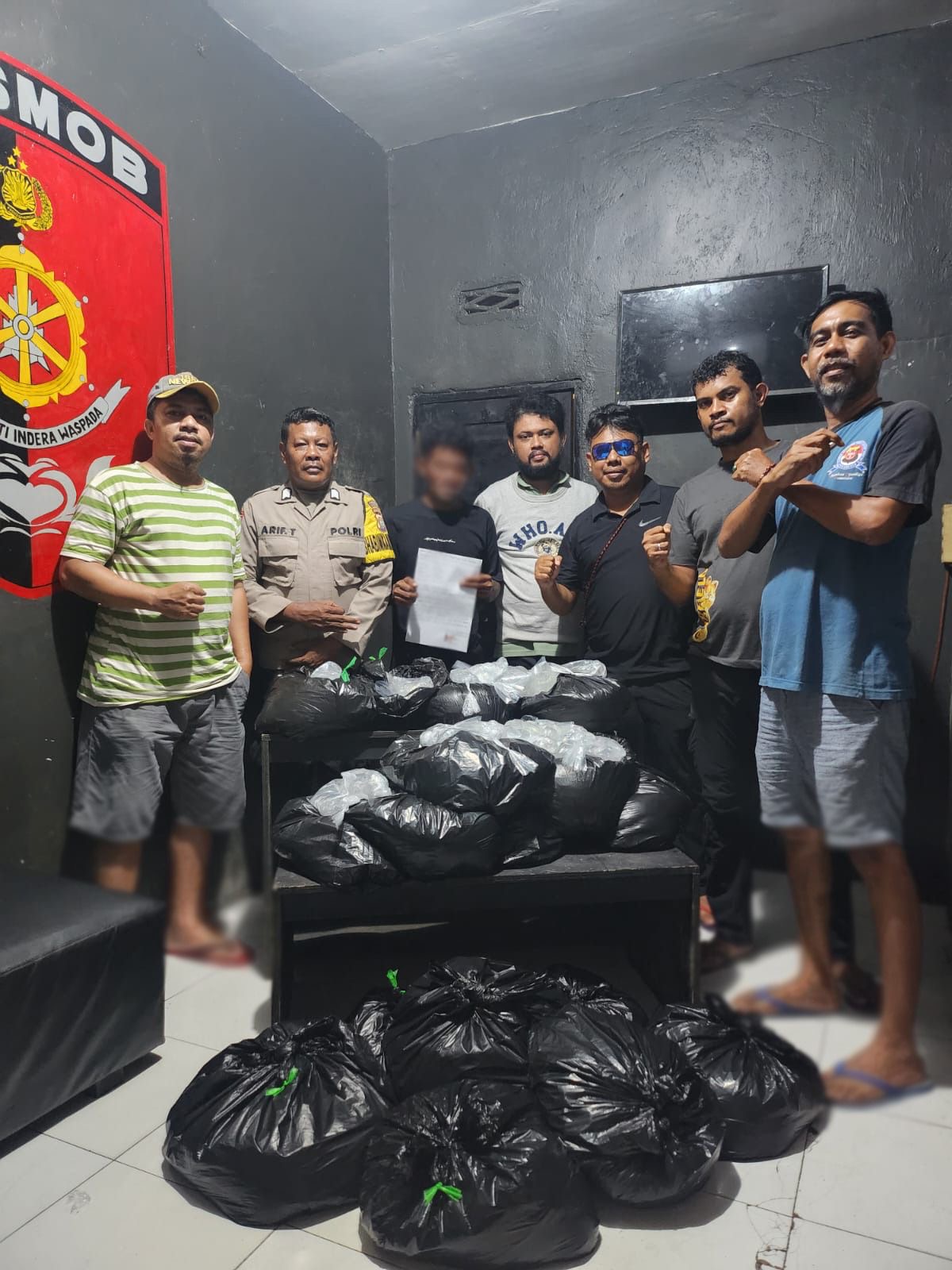 Polisi Amankan 300 Kantong Miras Ilegal di Pelabuhan Ikan Tuna Dufa-Dufa