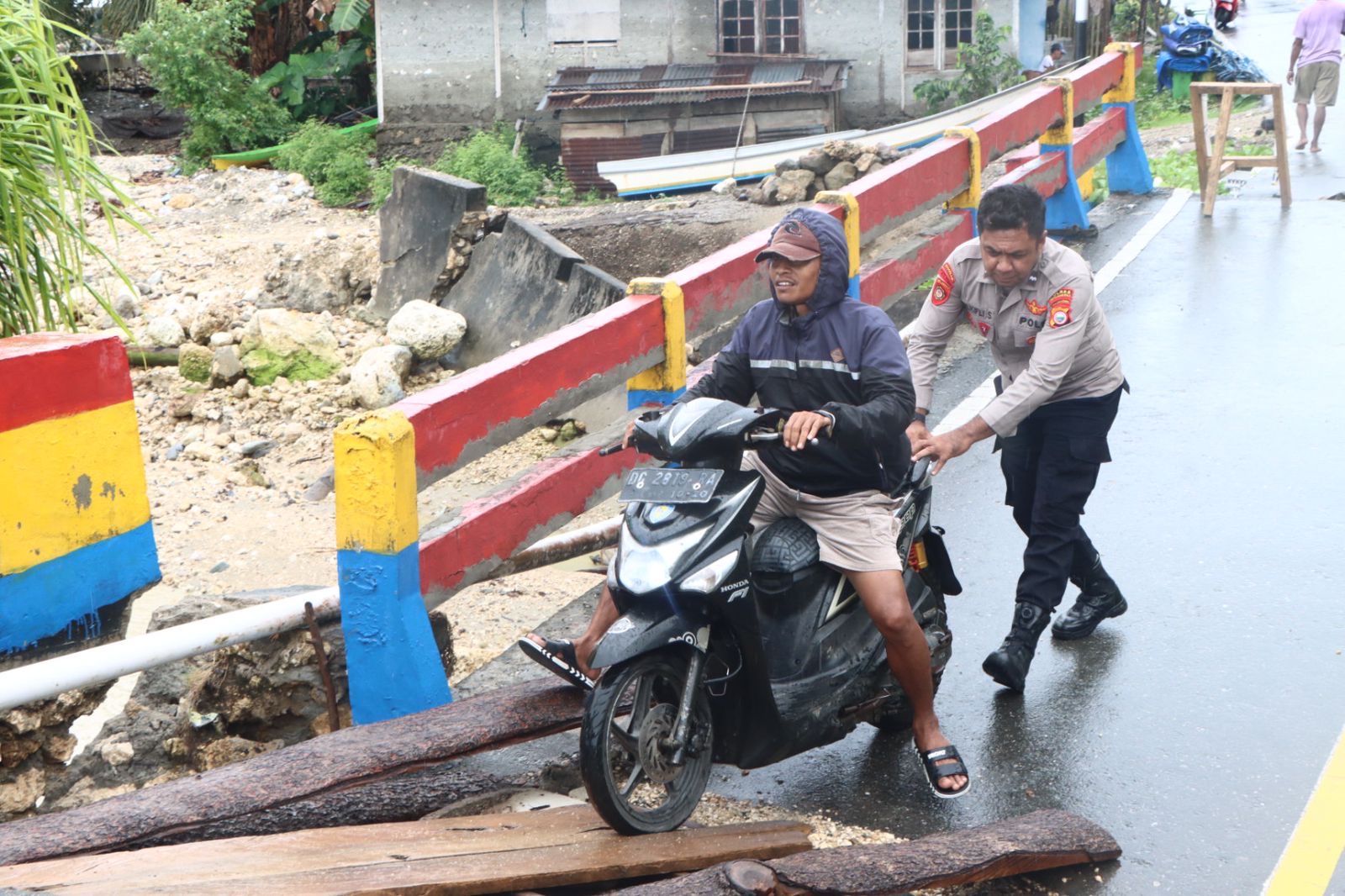 Gerak Cepat! Polres Sula Tanggapi Ambruknya Jembatan Darurat di Bega