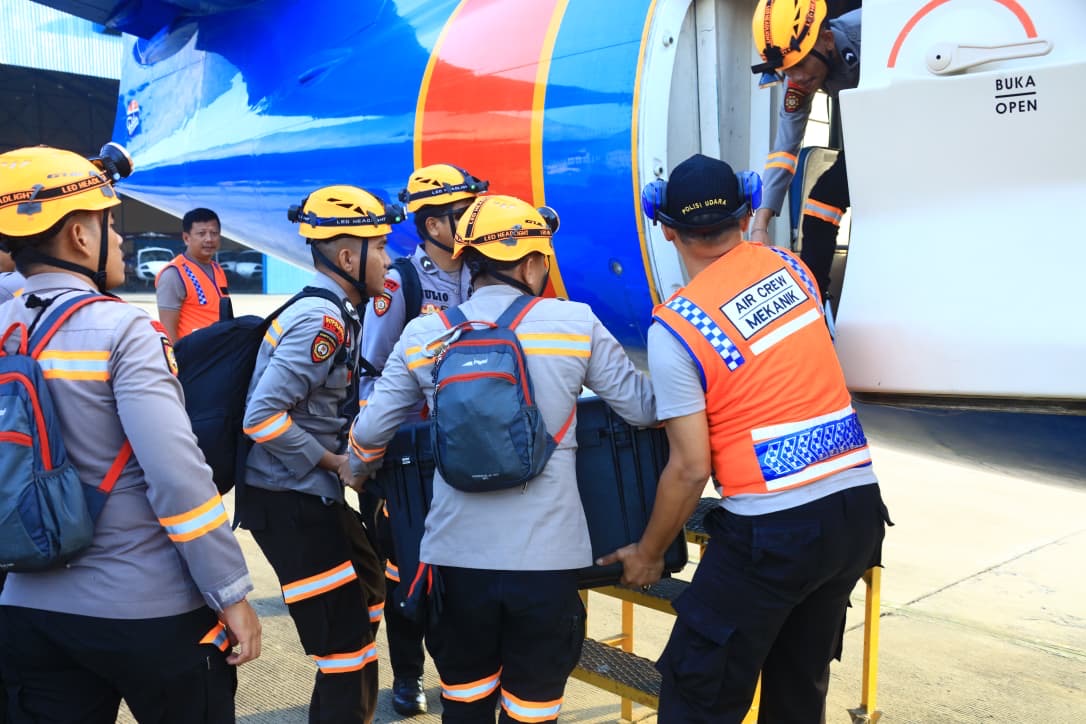 Akses Darat Terputus, Polri Airdrop Bantuan ke Wilayah Terisolasi dengan Operasi Udara Jangkau Sumut, Sumbar & Aceh