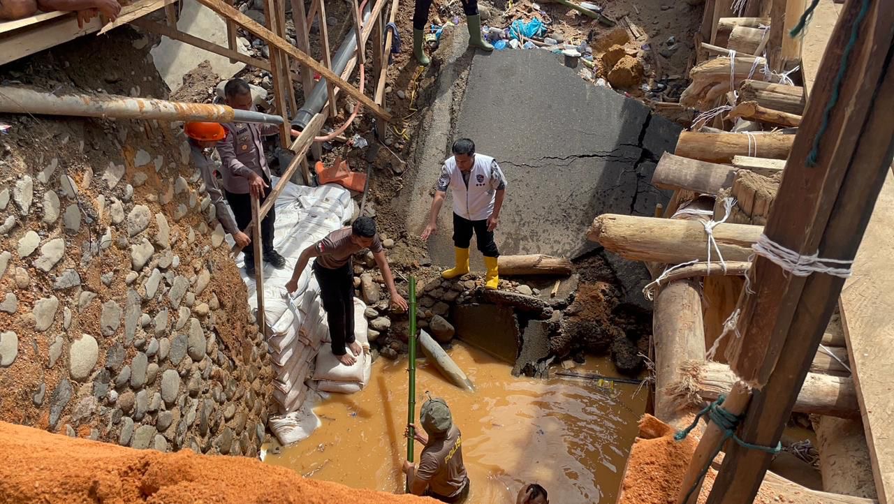 POLDA SUMUT BANGUN JEMBATAN DARURAT DI TAPTENG, PULIHKAN AKSES WARGA DAN JALINSUM