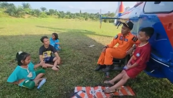 Kru Helikopter Polri Dampingi Warga di Tengah Bencana, Anak-Anak Aceh Tamiang Jadi Sumber Semangat
