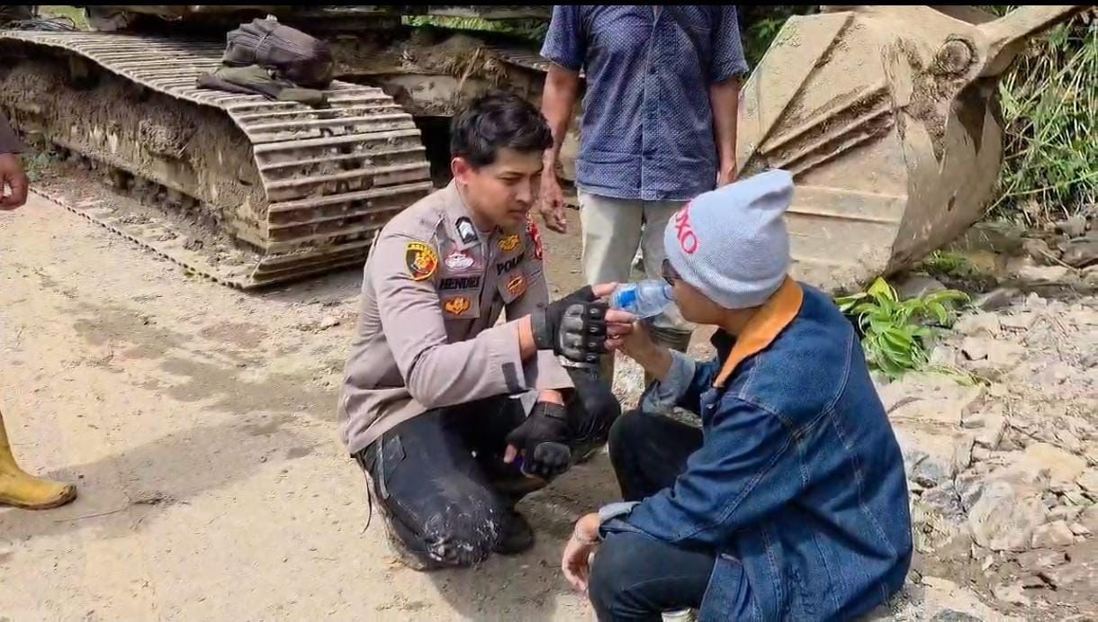 Personel Polres Gayo Lues Evakuasi Warga Sakit dengan Cara Digendong di Desa Tetumpun Blangkejeren – 4 Desember 2025