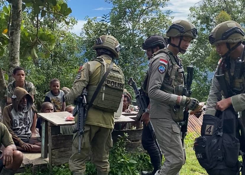 Patroli Humanis Satgas Ops Damai Cartenz di Kampung Apom Kiwirok, Pererat Kedekatan dengan Warga