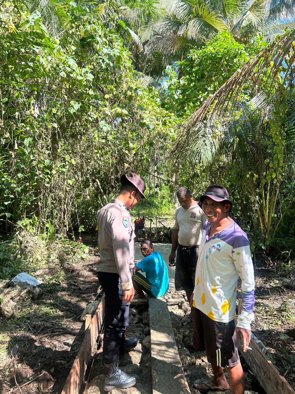 *Wujud Polri Presisi, Bhabinkamtibmas Desa Kamaya Bersama Warga Bangun Jalan Tani*