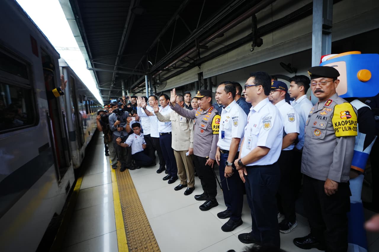 Tinjau Pengamanan Nataru di Stasiun Pasar Senen, Kapolri Ingatkan Kesiapsiagaan Hadapi Potensi Bencana