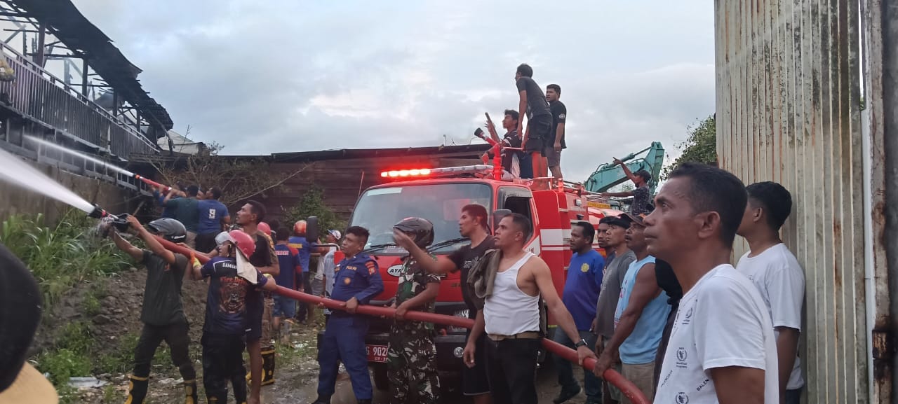 Kebakaran Hanguskan Rumah Makan Pojok dan Kosan di Desa Fidi Jaya