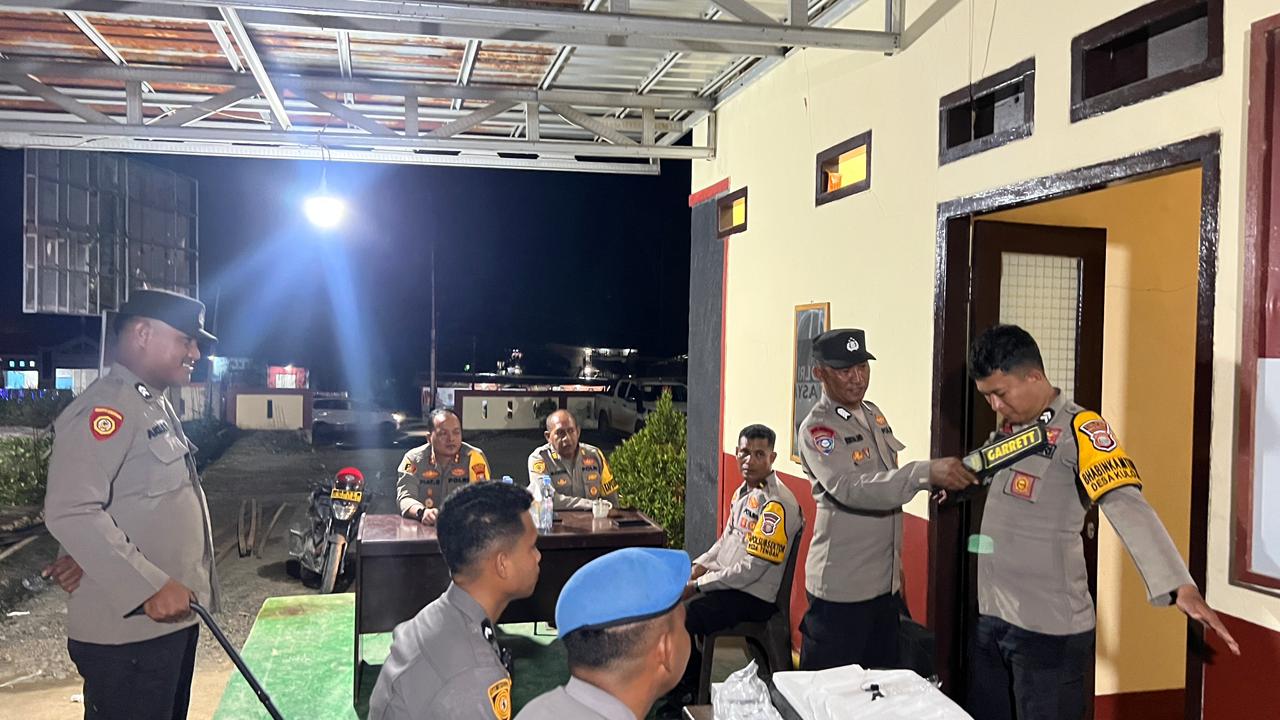 PENGECEKAN KESIAPAN PERSONEL DAN PENYERAHAN ALAT GARRETT METAL DETECTOR SERTA INSPECTION MIRROR