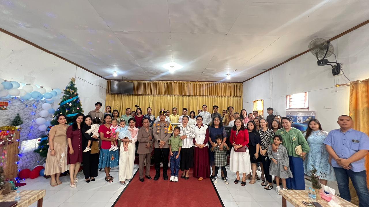 *Kapolres Halteng Pastikan Natal Aman dan Kondusif dengan Kunjungan ke Gereja*