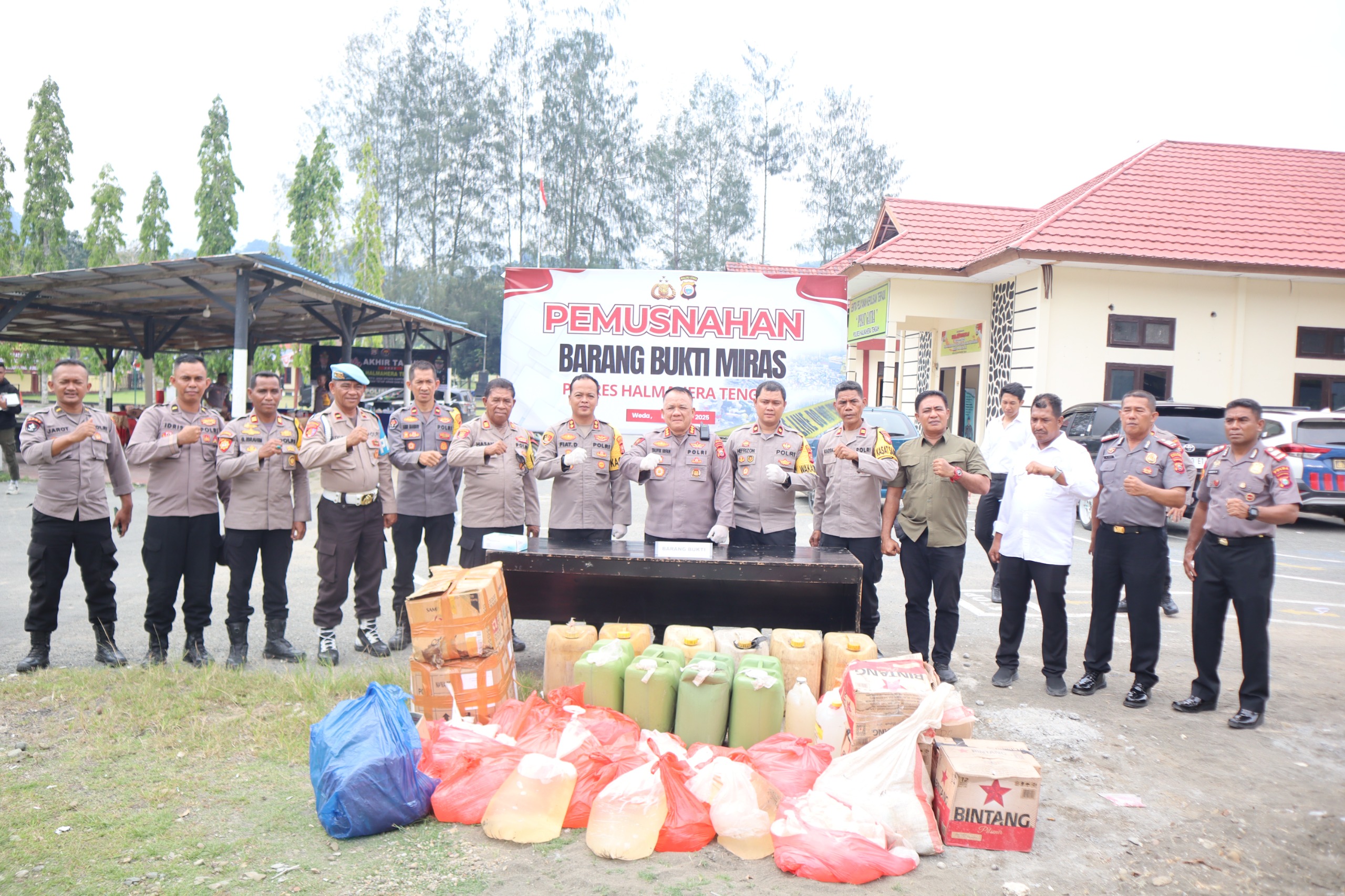 RILIS AKHIR TAHUN 2025 POLRES HALMAHERA TENGAH, KAPOLRES PAPARKAN CAPAIAN KINERJA DAN MUSNAHKAN RIBUAN BOTOL MIRAS DAN KNALPOT BROONG