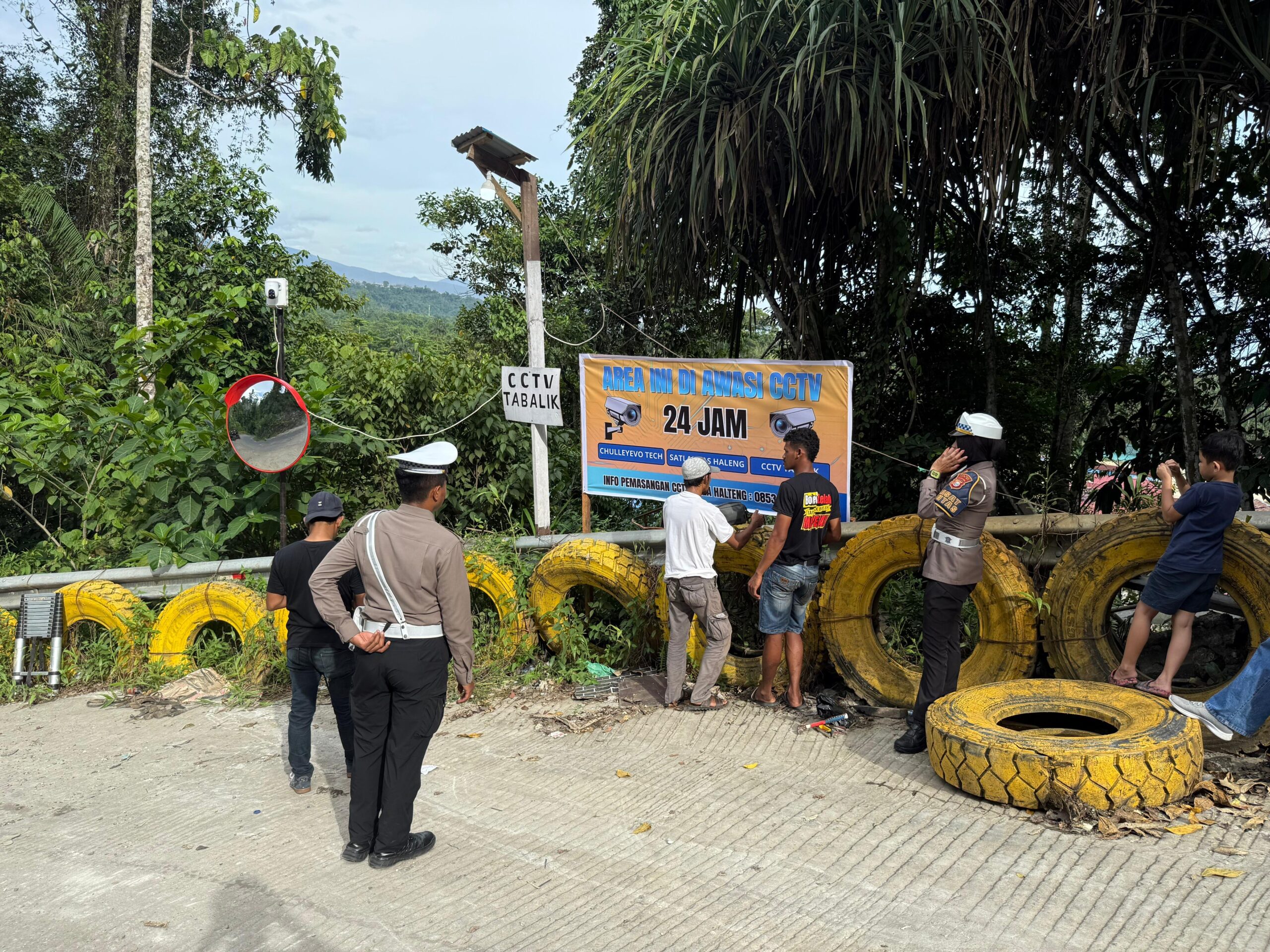 SATLANTAS POLRES HALTENG PASANG CCTV DAN SAFETY MIRROR DI TITIK RAWAN KECELAKAAN TABALIK