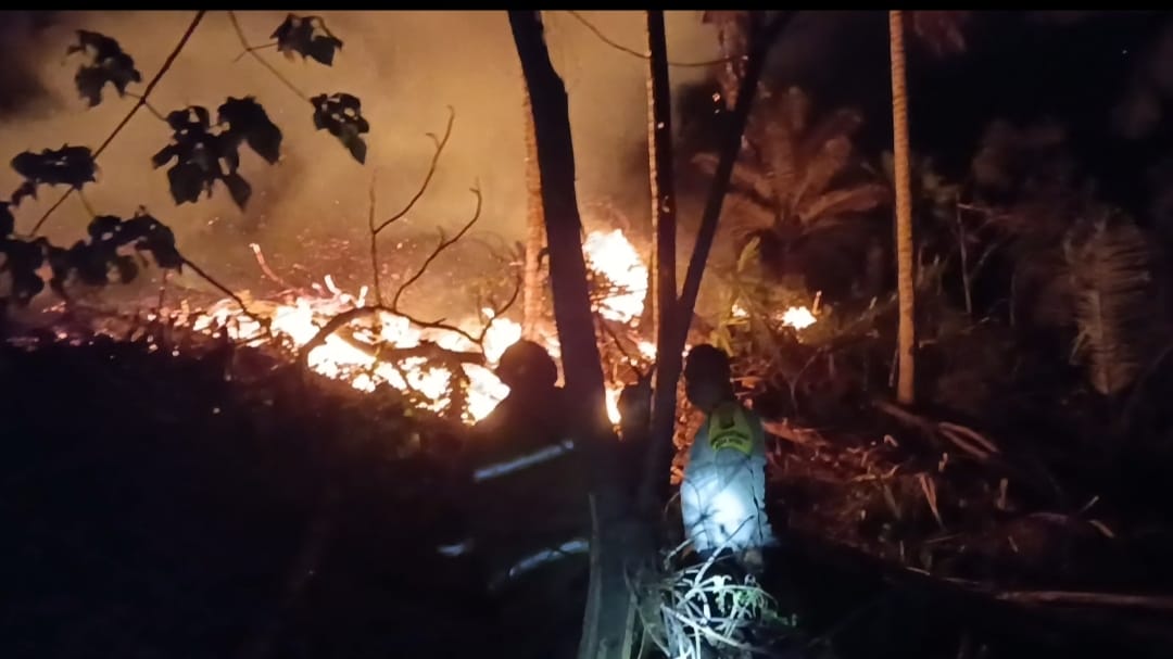 Respons Cepat Polres Halteng Cegah Meluasnya Kebakaran Lahan Perkebunan