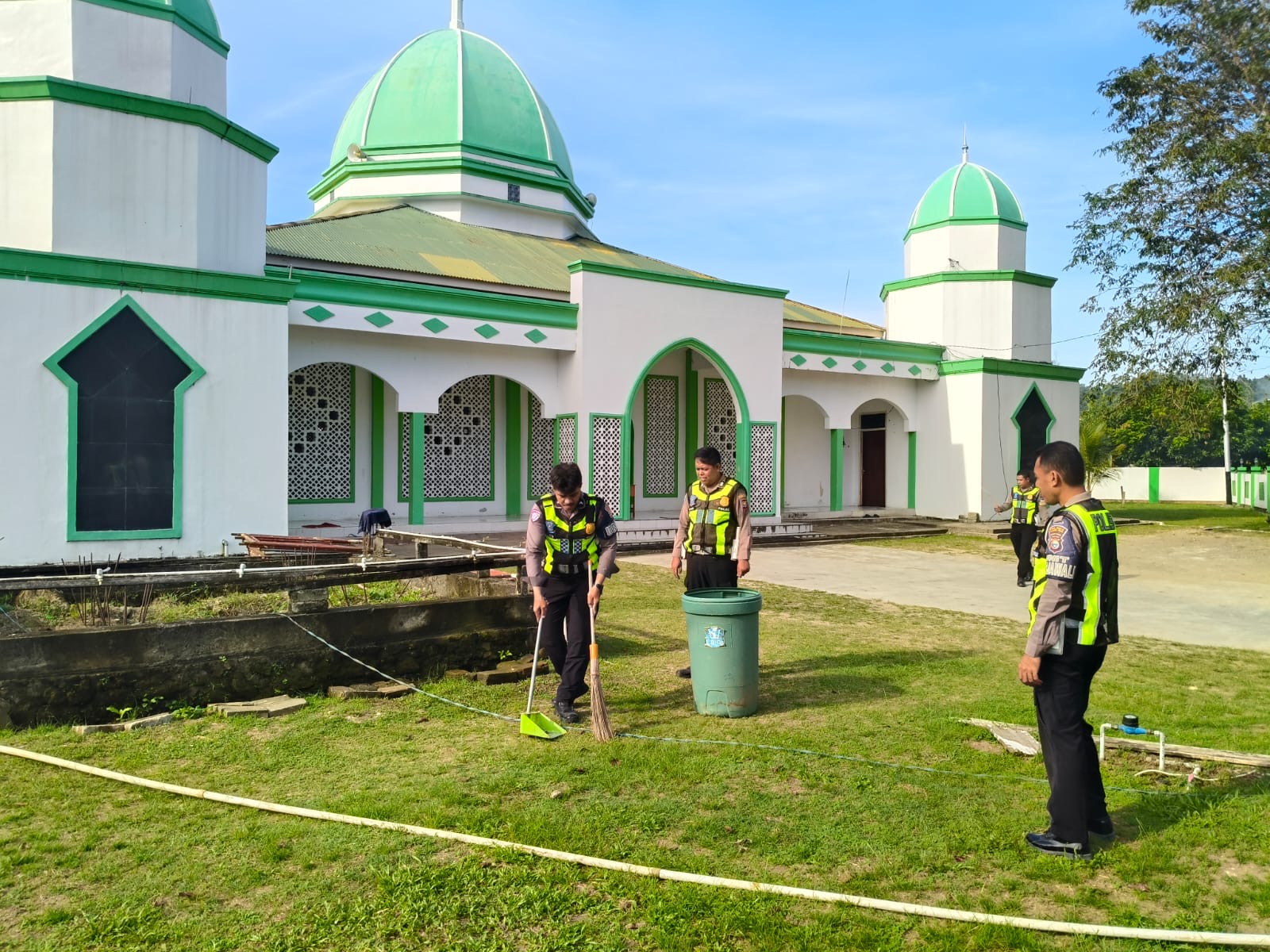 Wujudkan Kenyamanan Ibadah, Sat Lantas Polres Halteng Gelar Bakti Religi di Masjid Darul Yasin