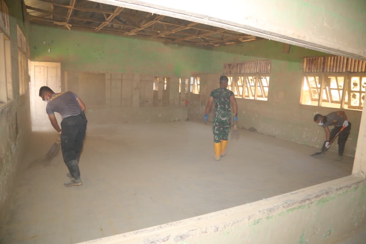 Bersihkan SD Negeri 4 Kuala Simpang, Taruna Ingin Siswa Bisa Segera Bersekolah Normal