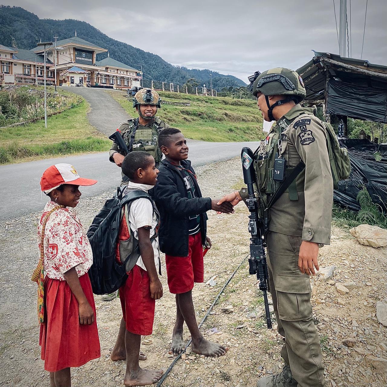 *Sentuhan Damai Operasi Damai Cartenz: Patroli Humanis Perkuat Kepercayaan Warga Intan Jaya*