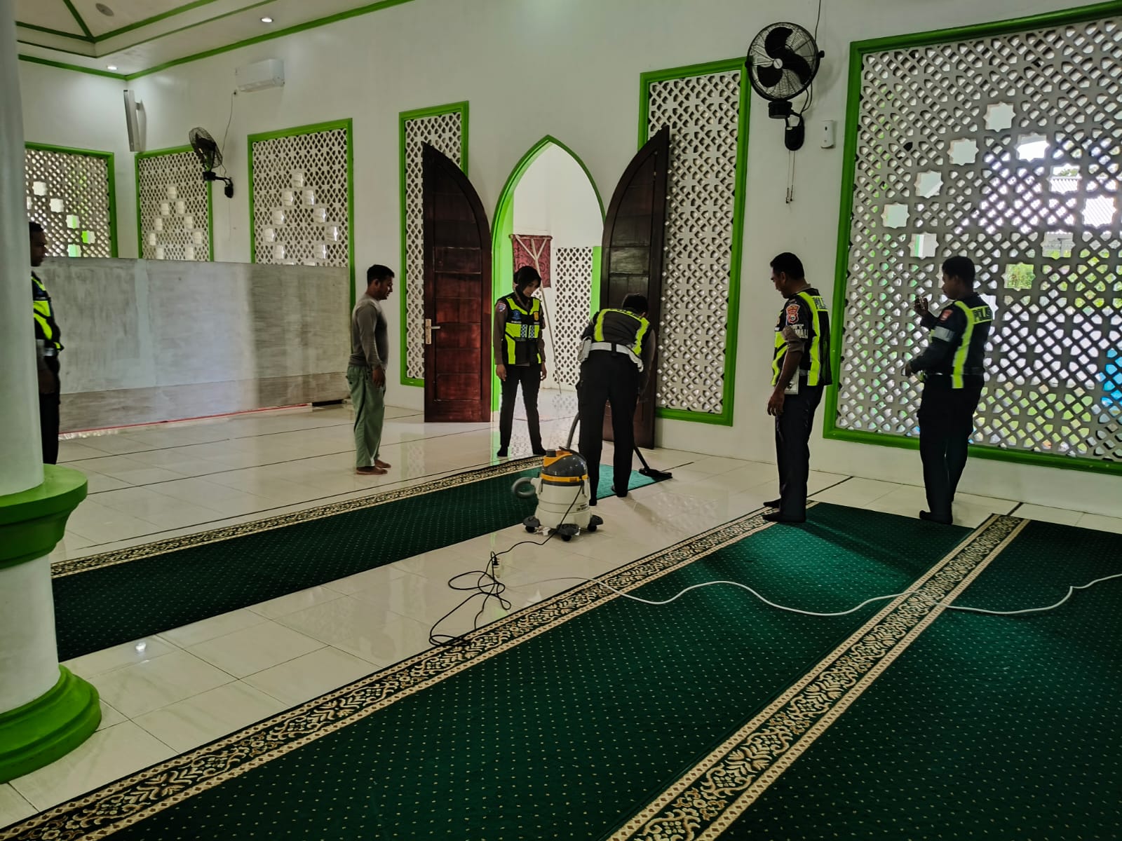 Wujudkan Kenyamanan Ibadah, Sat Lantas Polres Halteng Gelar Bakti Religi di Masjid Darul Yasin
