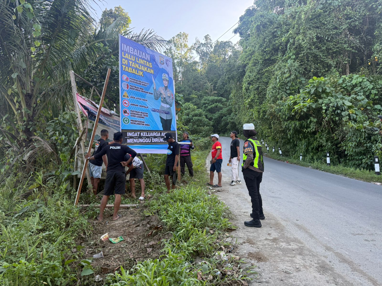Rawan laka, Sat Lantas Polres Halteng Pasang Imbauan Lalu Lintas Di Tabalik