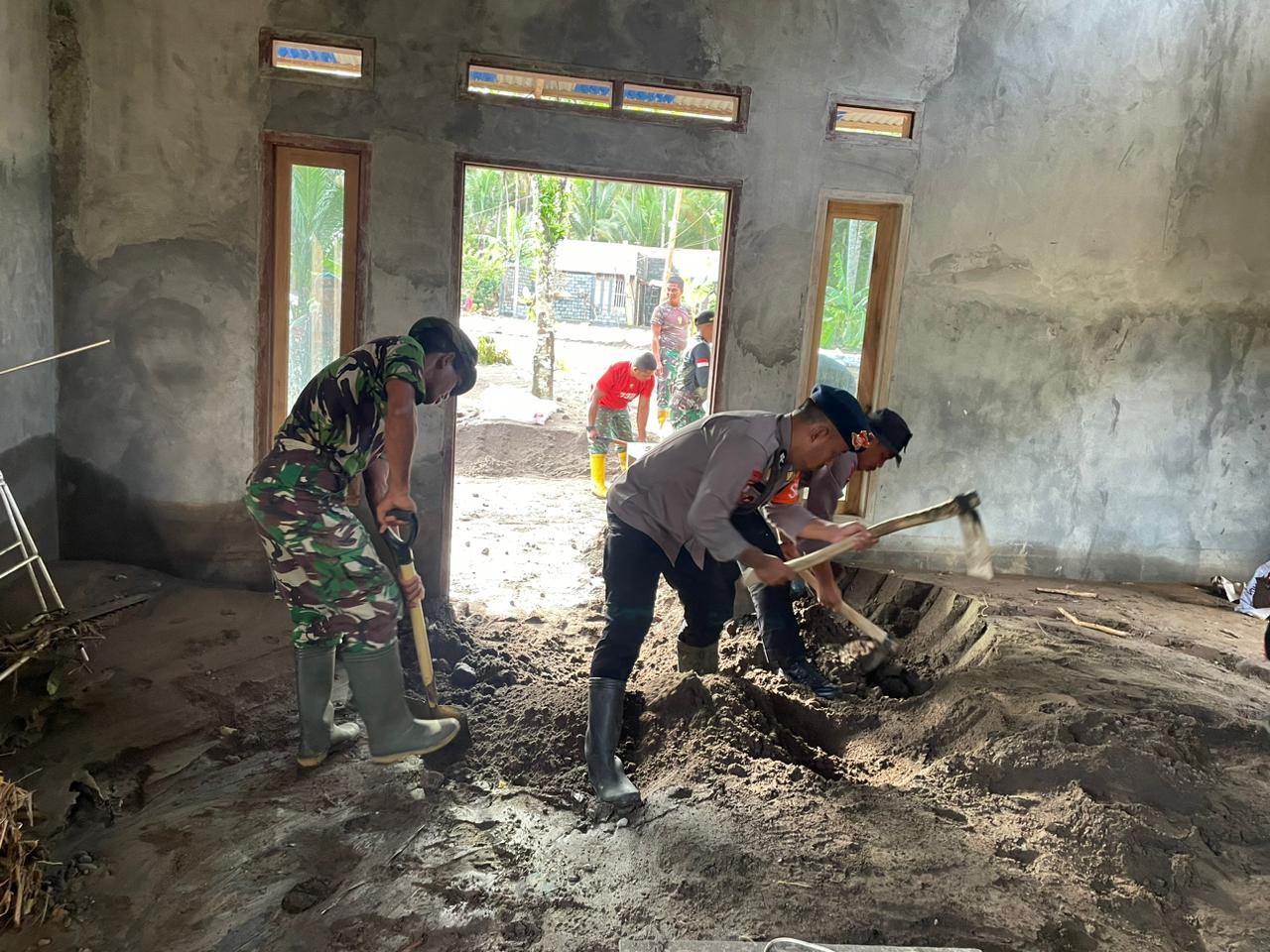 Respons Cepat Polri: Satbrimob Polda Malut Bantu Pemulihan Pascabanjir di Loloda